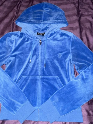 Blå juicy couture tröja - Säljer nu min blåa juicy couture tröja då den inte kommer till användning mer, den är i ett bra skick och hoppas den kommer till nytta hos någon annan💕