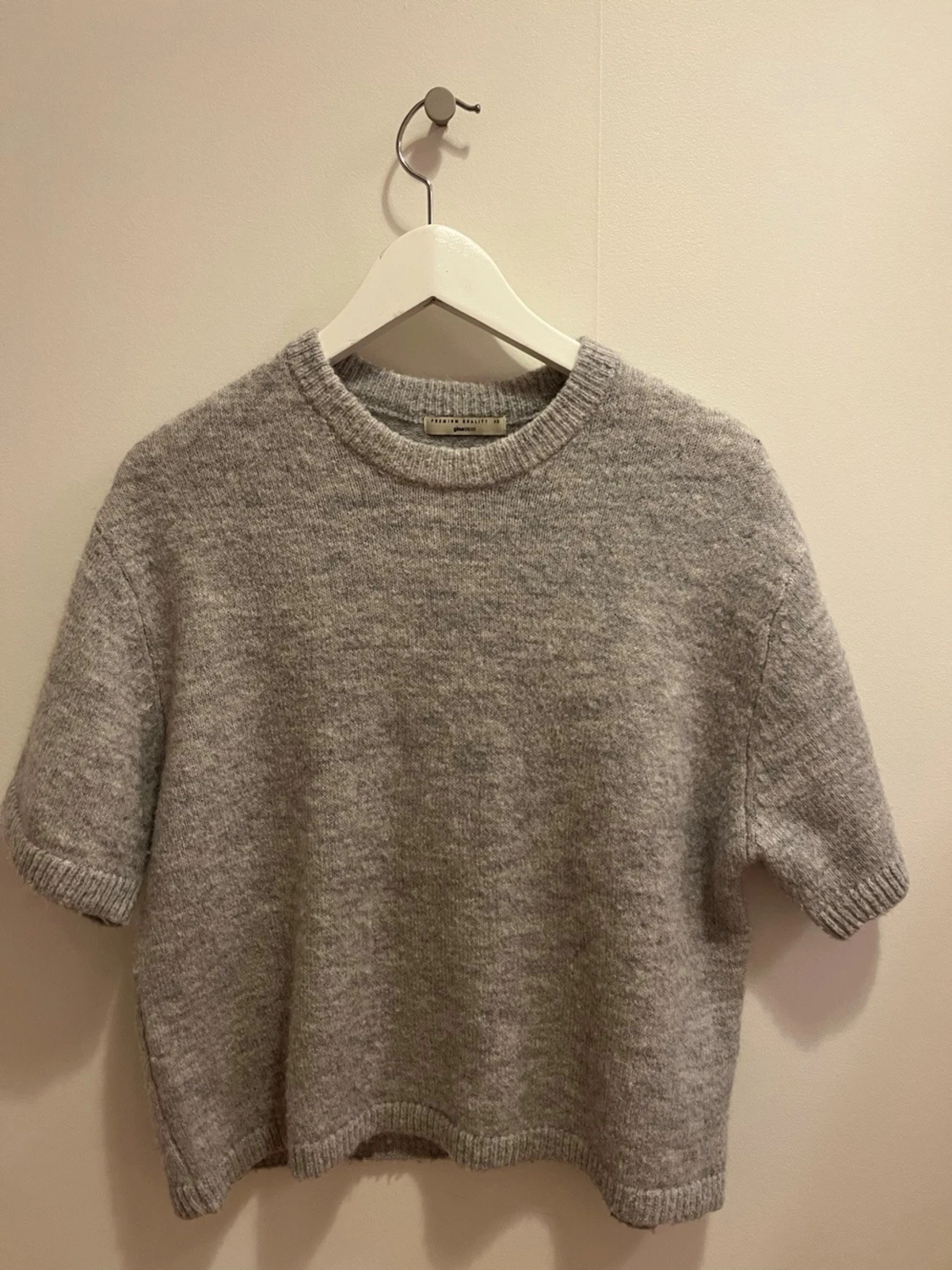 Grå stickad tröja med korta ärmar❣️