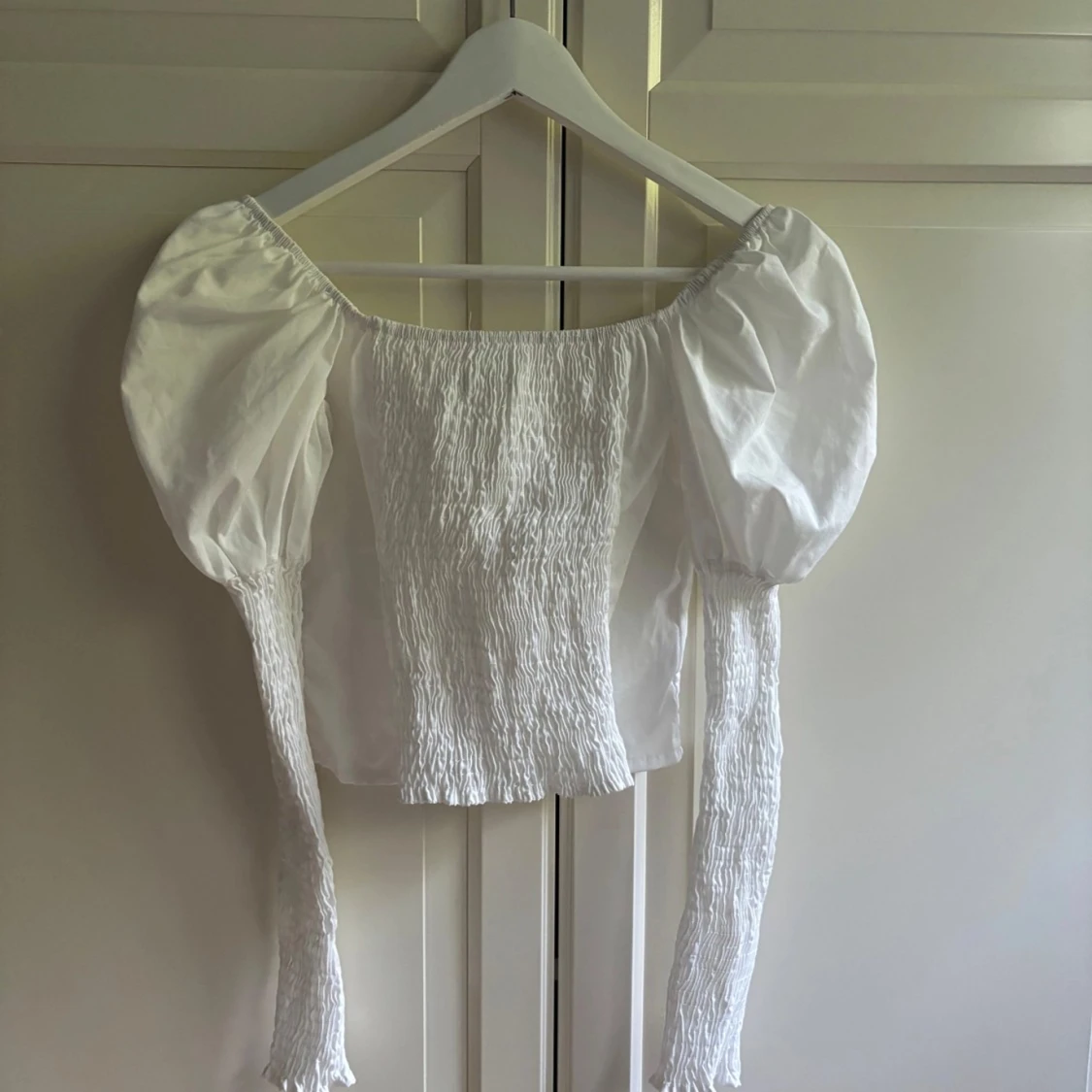 Vit blus med puffärmar och smock - 2