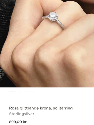 Silver ring pandora - Ringen är från pandora, fick den i present men tyvärr är den för stor       (strl 56). Har inte förpackningen därför sänker jag priset.