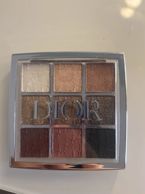 Dior Backstage Smoky Essentials ögonskuggspalett - Snygg ögonskuggspalett som inte kommer till bra användning då det ej är färgerna jag gillar.