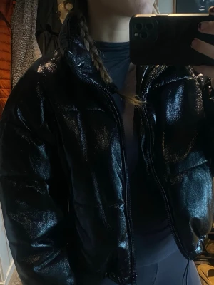Svart lack vinterjacka - Säljer min svarta vinterjacka i lack. Mycket skön och varm! Som ny!