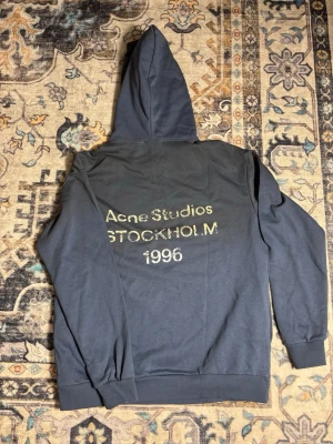 Acne tröja  - Acne Studios tröja i nyskick. Använd få gånger och i mycket gott skick utan fläckar, hål eller slitage. Storlek S med oversized passform. Hög kvalitet och bekväm att bära.