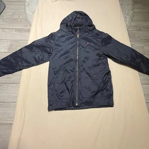 Ralph Lauren jacka - Ralph Lauren marinblå jacka                               Size S