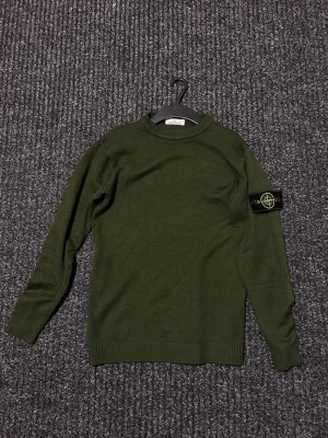 Grön stickad tröja från Stone Island - Helt nya                                                                     Priset går att diskutera🍾                                      Skriv vid tillfälle minsta fundering 😁