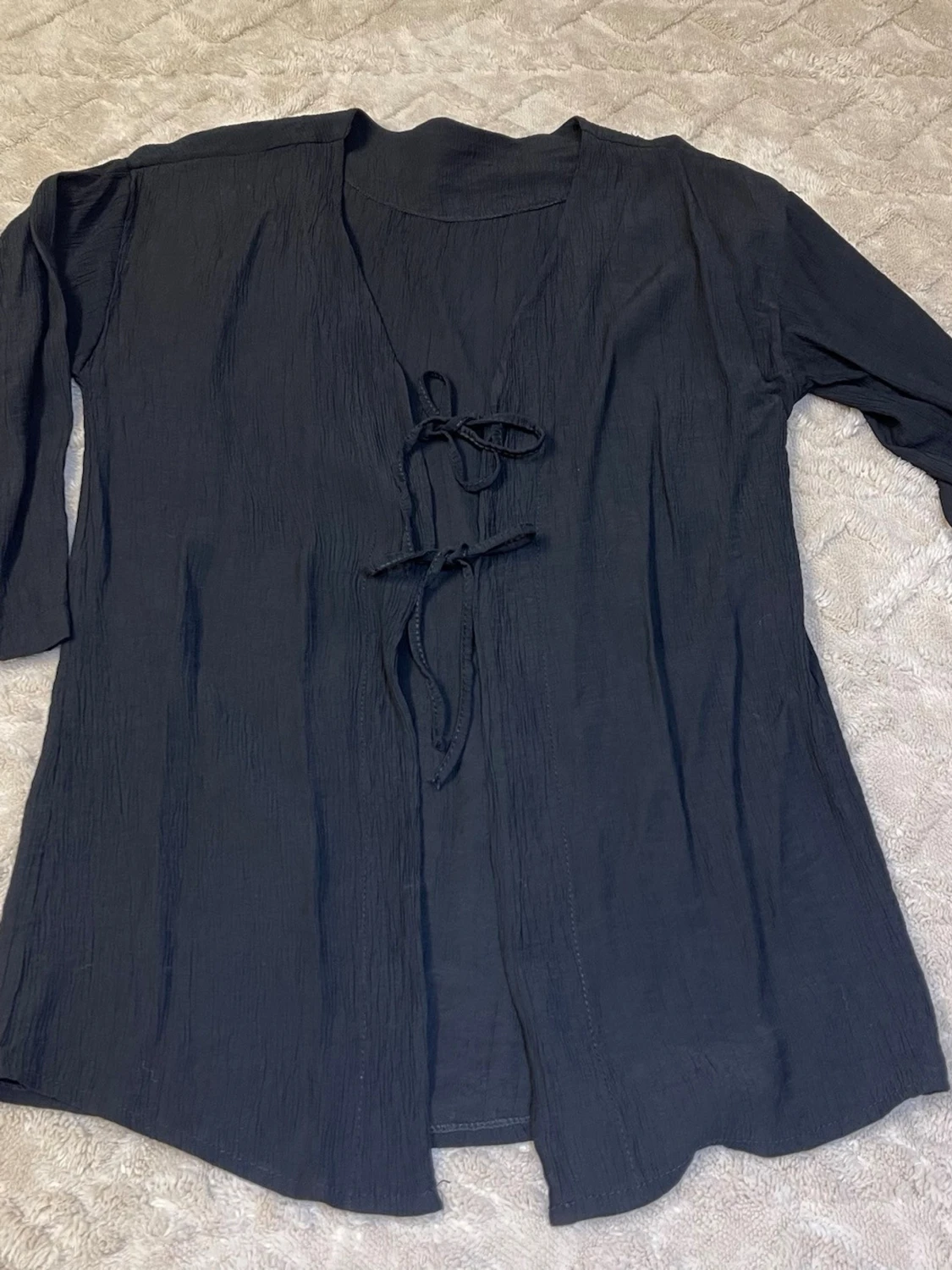 Svart kofta med knytband