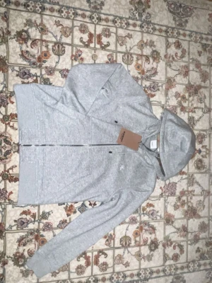 Grå Bburberyy kofta  - Bb kofta i grå färg storlek m med tagg på o randig design