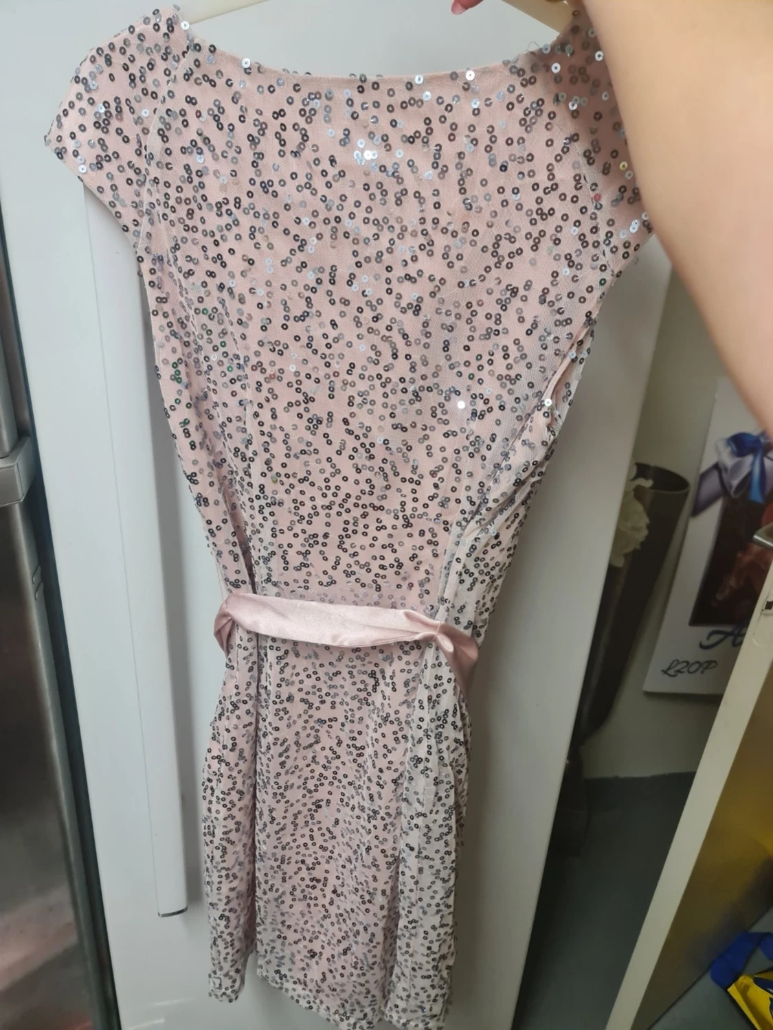 Rosa paljettklänning med rosett