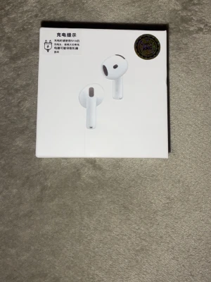 AirPods 4 - Snygga och trådlösa AirPods 3 från Apple, komplett med laddningsetui och kabel. Produkten ser ut att vara i nyskick och levereras i originalförpackning. Perfekt för musik, samtal och smidig anslutning till Apple-enheter. Inga synliga defekter eller slitage.  Gratis frakt 