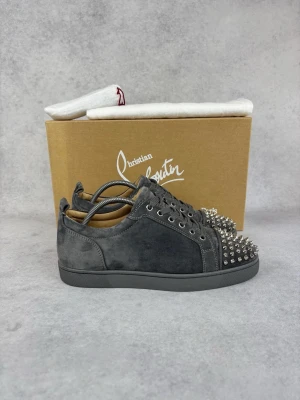 Christian Louboutin junior spike sneaker - – Condition: 9,5/10 - used twice  - What is included: Dustbag & extra laces  – Retail price: 9000 + SEK