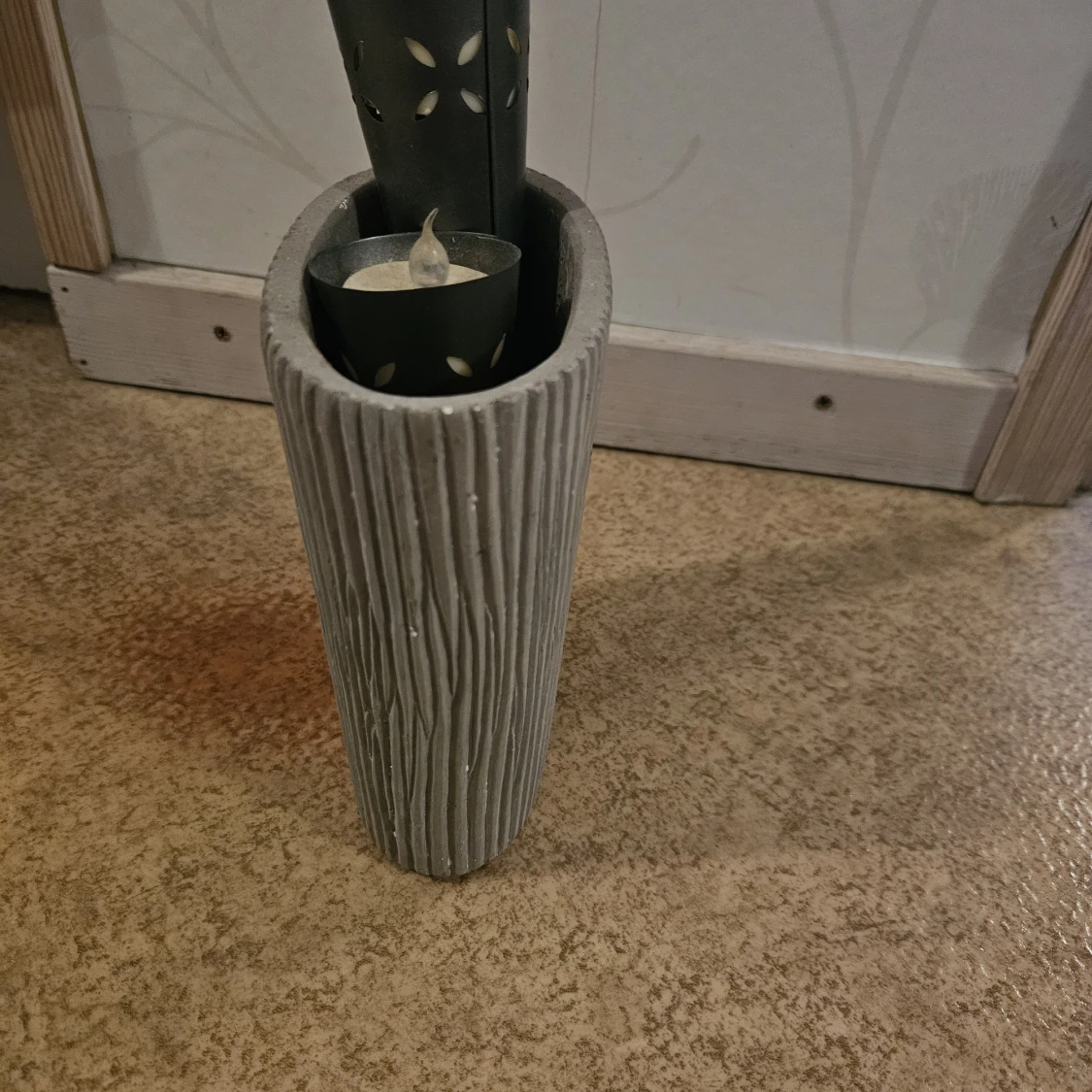 Grå kruka med batteridrivna ljus - 1