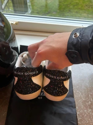 Golden goose sneakers  - Tja, säljer ett par snygga golden goose i storlek 38. Lite smuts som går att rengöra enkelt, annars felfria. Säljer dom för relativt bra pris, går att diskutera vid snabb affär|~ Box o goodie bag tillkommer- DMa⚡️