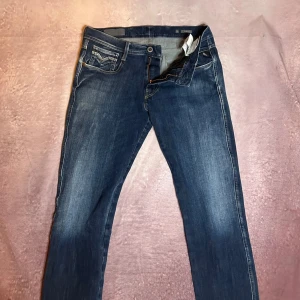 Replay anbass jeans - Mycket fint skick | Size 31/34 sitter som 31/32 | fraktar spårbart inom 24 timmar | för att köpa klicka ”köp nu” | vid frågor eller funderingar skriv en meddelande | följare får bättre rabatter🙌