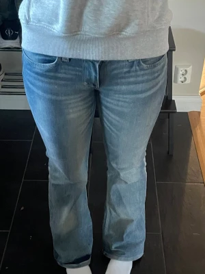 Cheap Monday - Cheap Monday jeans, storlek 28/30, motsvarar S. Passar mig som är 160cm lång. Fint skick, använd fåtal gånger 💕Färgen heter cloudy blue! 