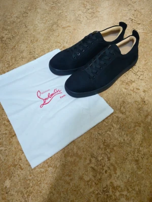 Svarta sneakers från Christian Louboutin - Helt nya svarta Christian Louboutin med storlek 45
