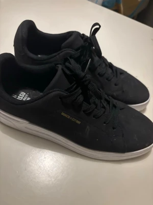 Svarta sneakers från Iguassu - Skriv till mig, hur mycket du önskar för att betala för skorna. Jag har knappt använt dem. 