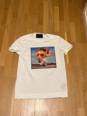 Limitato t-shirt - Snygg och stilren limitato t-shirt i storleken XS, den är i bra skick och inget fel med den. Säljer en till limitato T-shirt i samma storlek då du kan köpa ena för 200 eller båda för 350