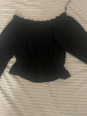 Svart blus från HM storlek S - Off shoulder blus storlek S. Ny skick och nästan aldrig använd.
