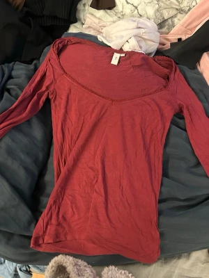 topp - topp ifrån Nelly i storlek xxs. Färgen är vinröd 