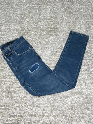 Dondup Dian - Hej jag säljer ett par Dondup Dian i nyaste modellen. Jeansen i riktigt snygg ljusblå färg med unika slitningar perfekt för dig som vill ha ett par kvalitetsjeans med grym passform. Nypris ≈4000kr, mitt pris 899kr.  Skick: 9/10 Storlek: W30 Midja: 38cm Lår: 23cm Ytterlängd: 98cm Innerlängd: 73cm  Skriv gärna om du vill ha fler bilder eller har frågor!