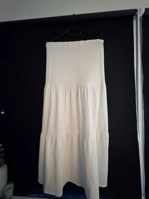 Vit långkjol från Ullared  - säljer en vit långkjol till sommaren!