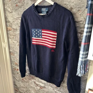 Ralph Lauren USA tröja - Mycket fint skick, inga defekter. Storlek  XS passar dig som är mellan 165-175cm ungefär. Nypris ca 3000kr. Självklart äkta - Kolla bara recensionerna och qr koden! Passar bra nu till vintern. Skriv för mer information!🤝