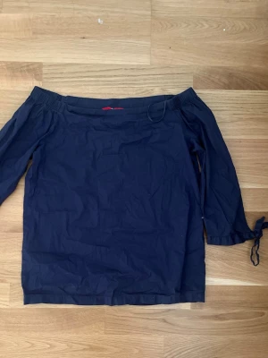 marinblå blus från s.Oliver - blus i skjorta-material, från s.oliver med knapp detaljer på ryggen och knytning vid ärmarna! trekvartsärmad modell