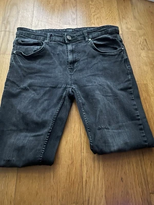 Svarta  jeans  - Svarta jeans från ESBN i skinny fit med klassisk femficksdesign och knappstängning. Jeansen har en mörk tvätt och raka sömmar, tillverkade i stretchigt bomullsmaterial för skön passform. Perfekta för dig som gillar en smal siluett och stilren look. Skriv gärna för mer bilder elr frågor. Pris kan diskuteras 
