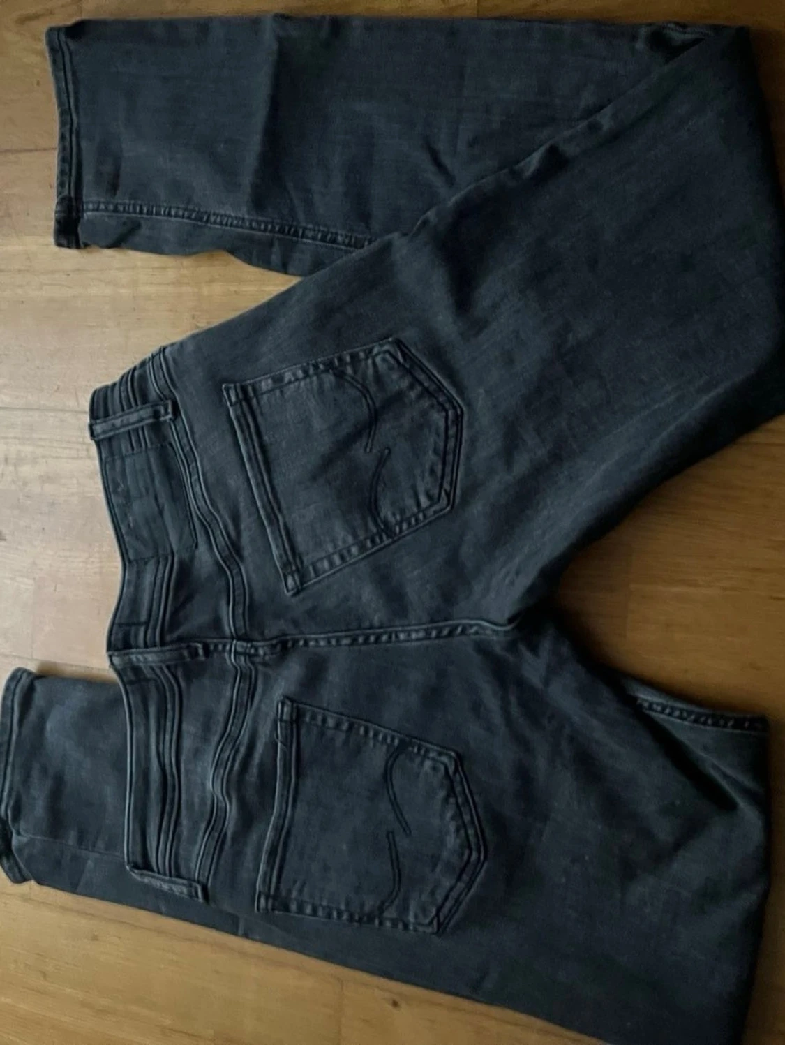  svarta jeans med rak passform - 1