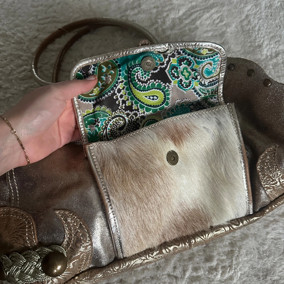 Italiensk guld handväska med cowprint detalj - 1