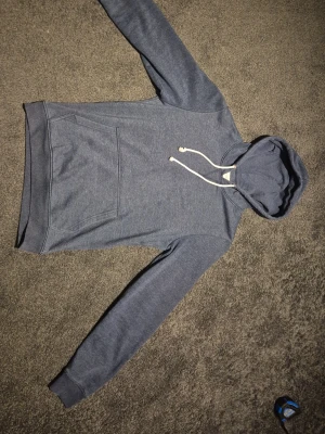 Marinblå Hoodie - Pier One - Riktigt snygg marinblå hoodie från Pier one.  Grym passform, grym kvalitet, hållbart och mjukt bomull.