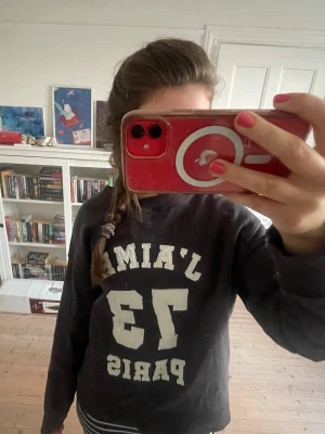 Grå tröja hm - En super snygg mörk grå tröja med tryck från hm i st. M. 