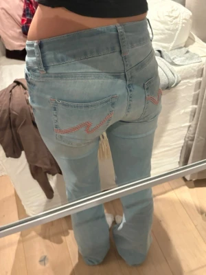Nelly stitch jeans - Jättefina Nelly jeans i 34. Bra stick förutom lite slitet längs ned (se sista bilden) då de är för långa för mig som är 163❤️ ny pris 699