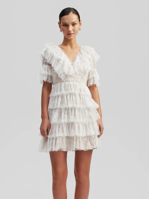 ByMalina vit klänning - Säljer nu min studentklänning som endast var använd på mottagningen, som ny!💕 Hör av er om ni har någon fråga. Köpare står för frakten!