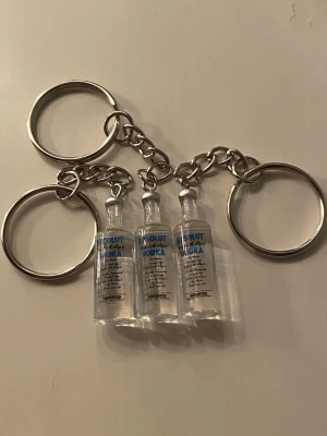 Coola nyckelringar - Bilderna visar nyckelringar med små flaskor som efterliknar jättesöta små absolut vodka flaskor! Perfekt för ett par nycklar, väskan eller annat! 10kr styck, alla för 25kr 🫶