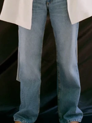 Ljusblå Zara low waist jeans - Säljer ett par ljusblå jeans med wide passform och klassisk femficksdesign. Jeansen har låg midja och är tillverkade i ett mjukt denimtyg som ger en avslappnad vibe. Perfekta till sneakers och en enkel t-shirt.