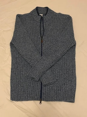 Stickad ull cardigan / kofta  - Riktigt snygg kofta med zip i en fin blå färg(se bild 6) samt i ullblandning. Perfekt nu under kallare tider och mot våren. Passar till det mesta. Fint skick, storlek M men sitter som M/S. Skriv vid minsta intresse, pris kan alltid diskuteras vid smidig affär 😀