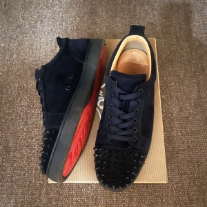 Christian Louboutin skor - Säljer dessa Christian Louboutin mörkblåa utvändigt bra skick, men använda en del. Extra spikar och snören tillkommer. Självklart äkta. Hör av er vid frågor och funderingar.