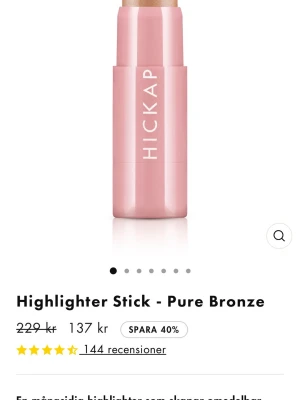 Highlighter Stick Pure Bronze Hickap - Pris kan diskuteras!! Highlighter stick från Hickap i färgen Pure Bronze. Kommer i en snygg rosa hylsa med twist-up funktion. Ger en bronzig glow och är enkel att applicera direkt på huden. Perfekt för att framhäva kindben, näsrygg och andra ansiktsdrag.