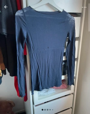 Mörkblå långärmad topp - Intimissimi tröja som har defekter 💗