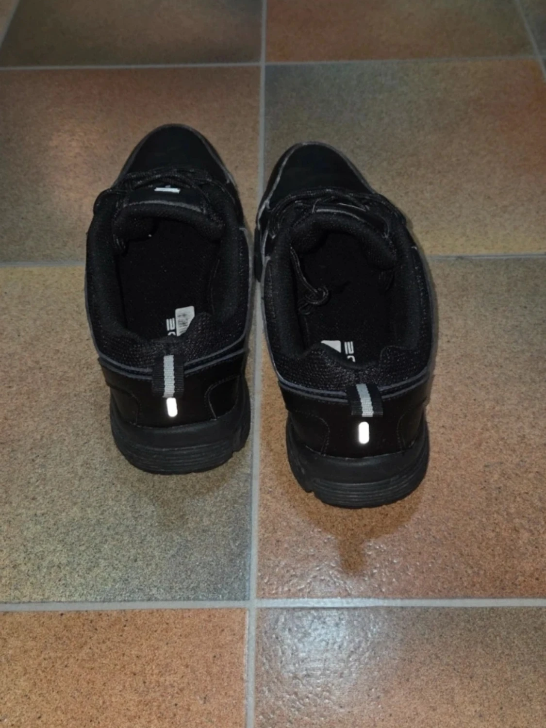 Svarta Promenadskor i Äkta Skinn, Använda 1 gång, Stl 39 - 1