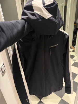 Peak performance jacka - Peak performance ”skidjacka” funkar bra nu till vintern. Nypris ca 3500kr. Som ny!