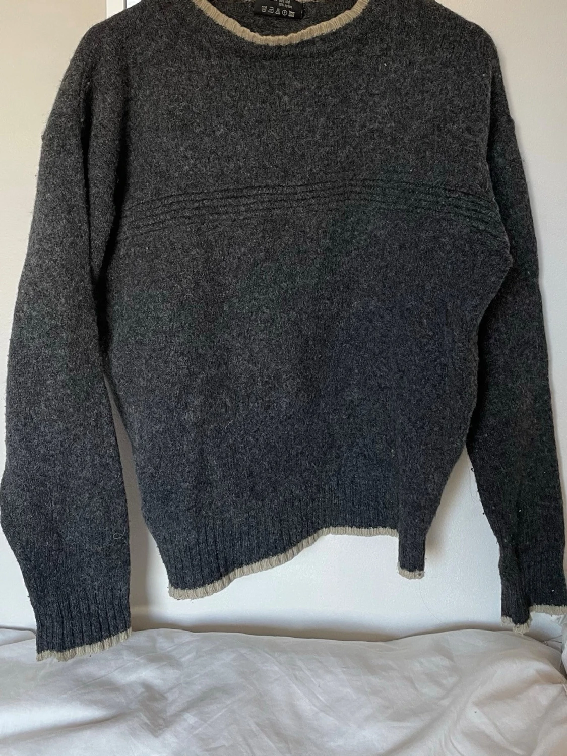 Svart ulltröja med beigea kanter - 1