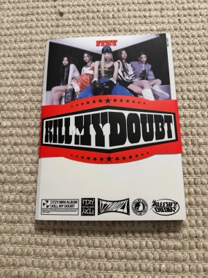 ITZY Kill My Doubt album (A version) - Säljer detta Itzy album. Den är ändå i helt okej skick och jag har aldrig spelat Cdn. Ingår en stor poster med Itzy på som har ganska slitna hörn men annars väldigt bra, en liten lyric bok, ett mindre kort på Itzy, ett mindre kort på Yeji, 5 stycken små runda separata bilder med Itzy och 2 photocards, 1 extra kort och sen till sist två freebies. Originalpriset är 389. Kan sänka priset om de behövs!💗