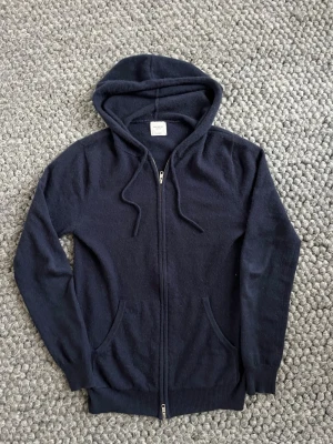 John Henric Kashmir hoodie - John Henric Kashmir hoodie säljs | Strl: S | Självklart äkta ✅| Skick: 9,5/10 | Hör av dig vid frågor! 