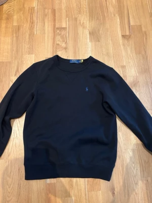 Svart sweatshirt Polo Ralph Lauren - Svart sweatshirt från Polo Ralph, storlek S