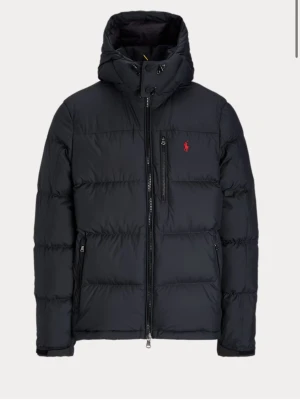 Svart pufferjacka från Polo Ralph Lauren - Säljer min polo jacka eftersom den inte används,  den är använd runt 6 gånger och är i ny skick kan gå ner i pris vid snabb affär. Köpt på nk Stockholm 