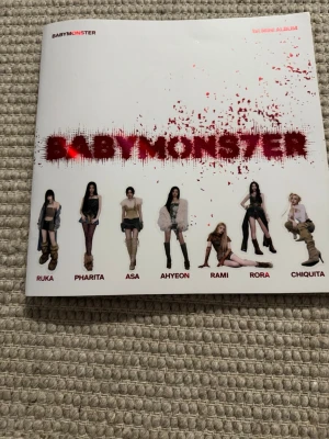 Babymonster 1st Mini Album BABYMONS7ER - Säljer detta Babymonster album. Den är i väldigt bra skick och jag har bara använt Cdn 1 gång. Ingår en stor poster på Babymonster, 7 mindre separata kort på alla, lyricbook och sen 3 photocards. Originalpriset är 409. Priset kan sänkas om de behövs!💗