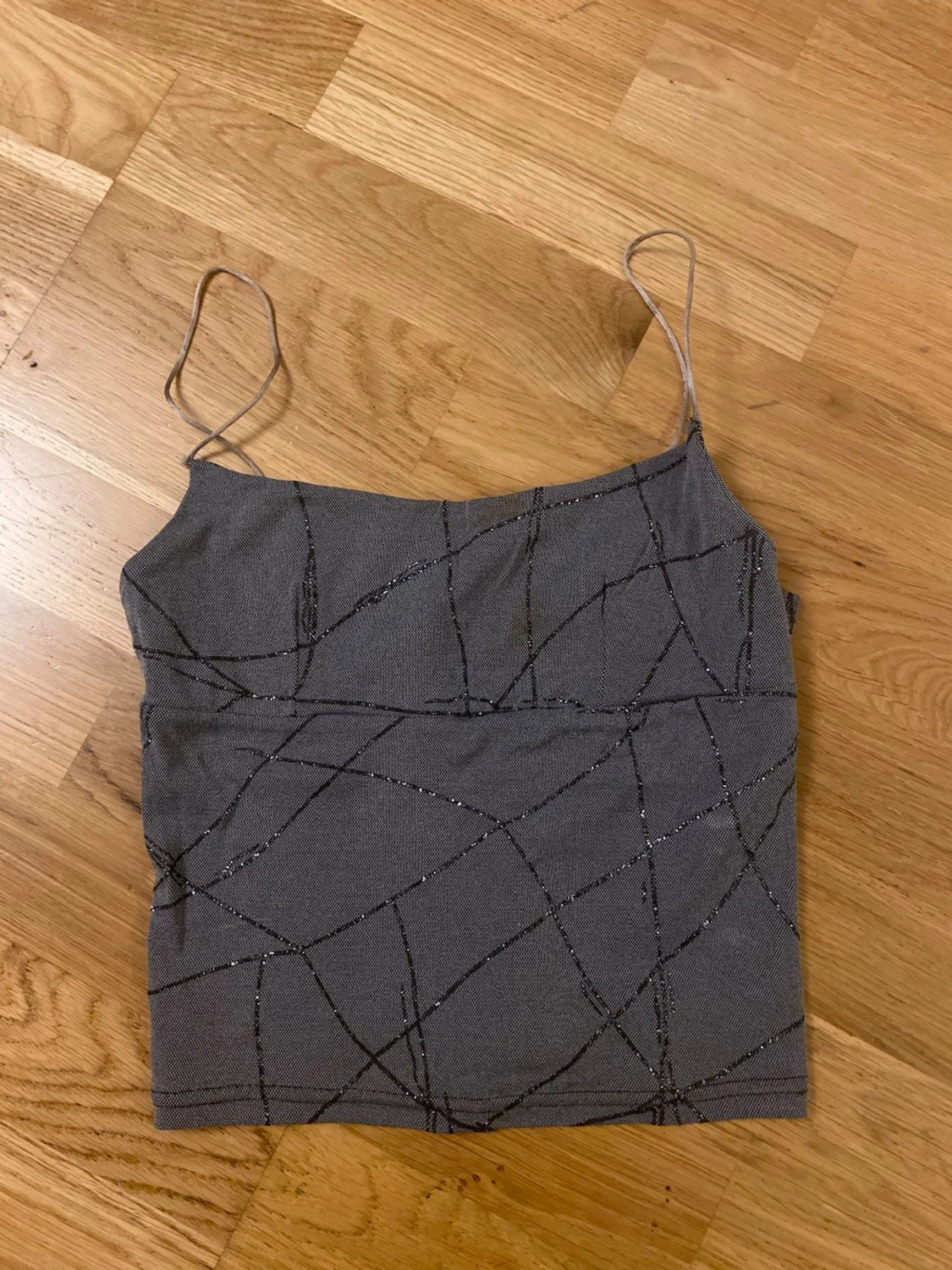 Grå glittrig linnetopp från EXTREME 