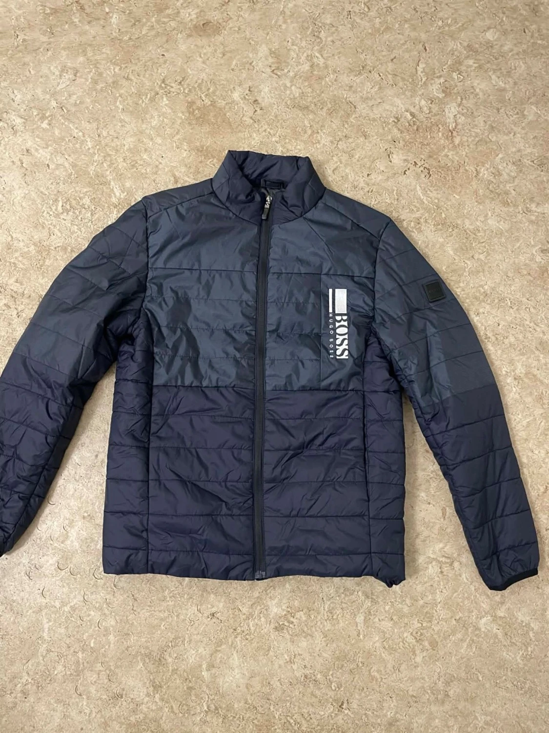 Mörkblå quiltad pufferjacka från Bossy